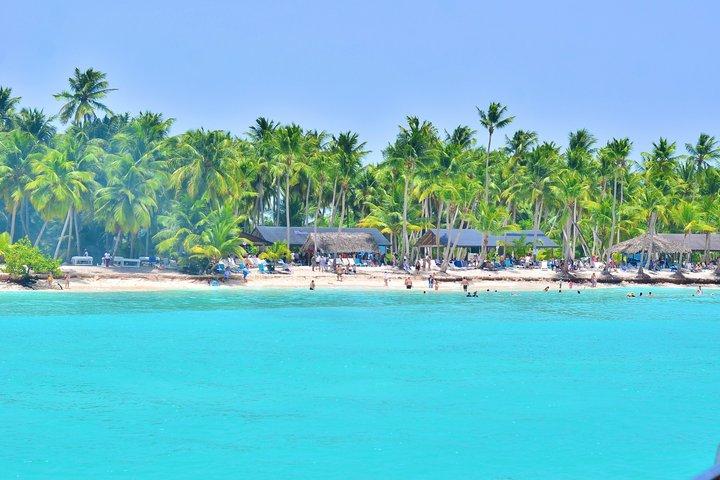 サオナ島カタマランでのランチとプンタカナからの送迎