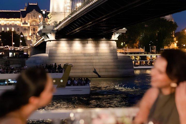 Budapest Dinner Cruise com música ao vivo e bebidas ilimitadas