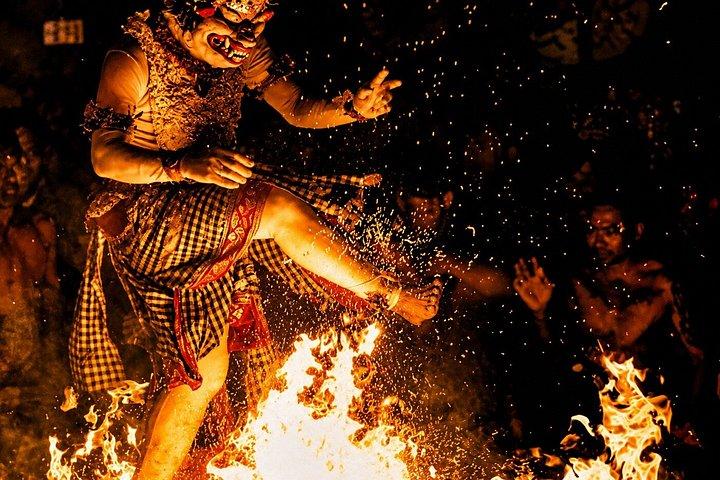 クラング・ボマの崖での入場付きウルワツの夕日ケチャック火のダンス