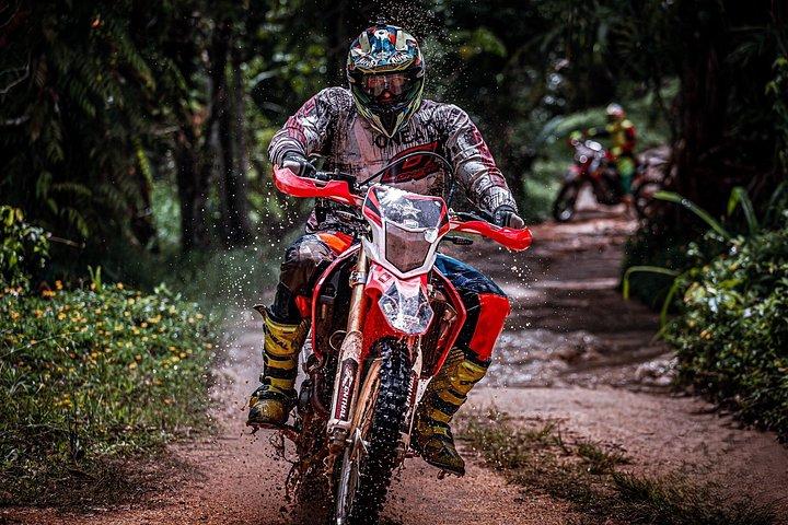 サムイ島ジャングルトレイルの滝でエンデューロダートバイクアドベンチャー