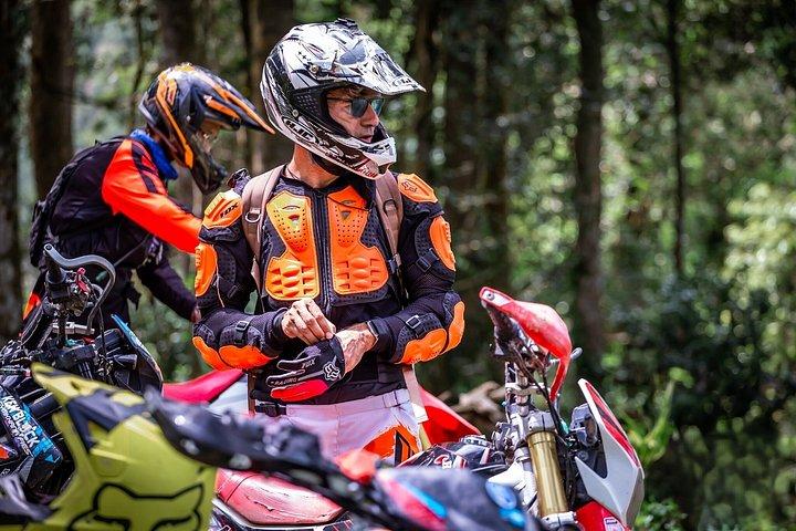 サムイ島ジャングルトレイルの滝でエンデューロダートバイクアドベンチャー