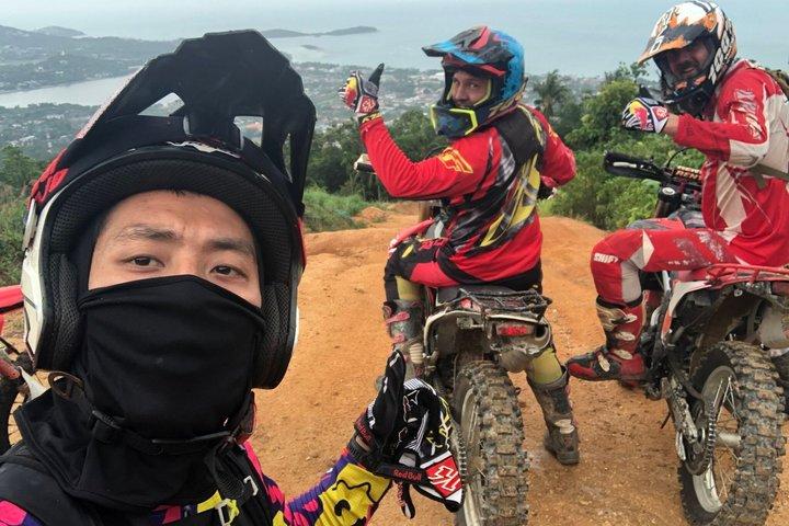 サムイ島ジャングルトレイルの滝でエンデューロダートバイクアドベンチャー