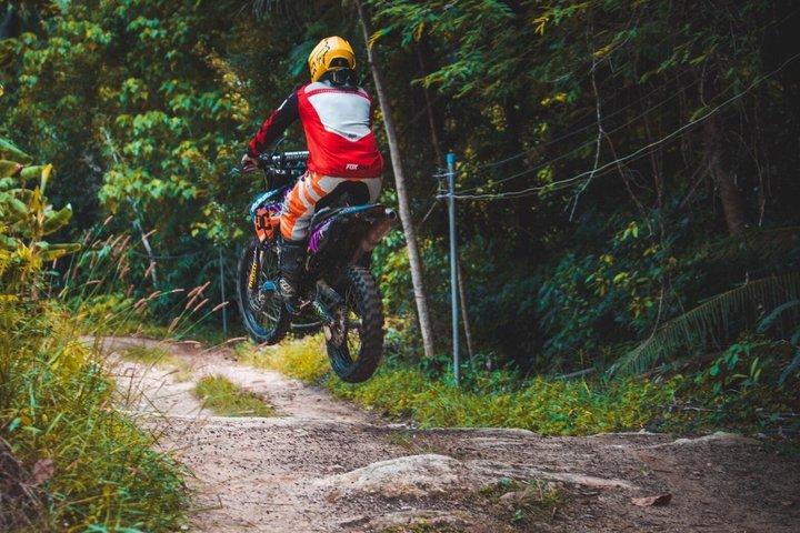 サムイ島ジャングルトレイルの滝でエンデューロダートバイクアドベンチャー