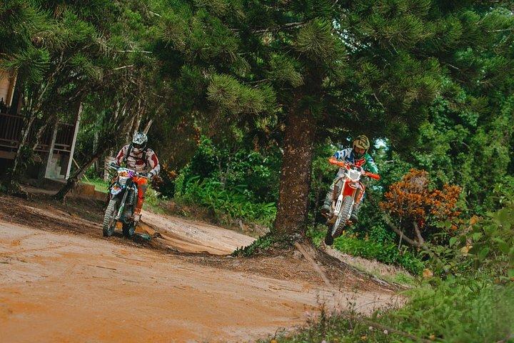 サムイ島ジャングルトレイルの滝でエンデューロダートバイクアドベンチャー
