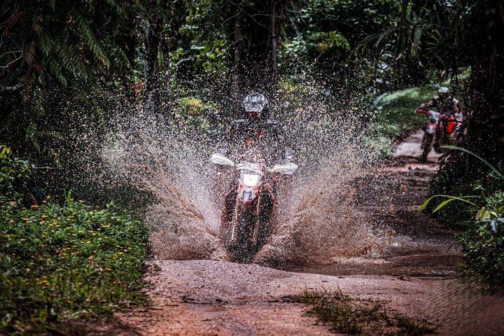 サムイ島ジャングルトレイルの滝でエンデューロダートバイクアドベンチャー