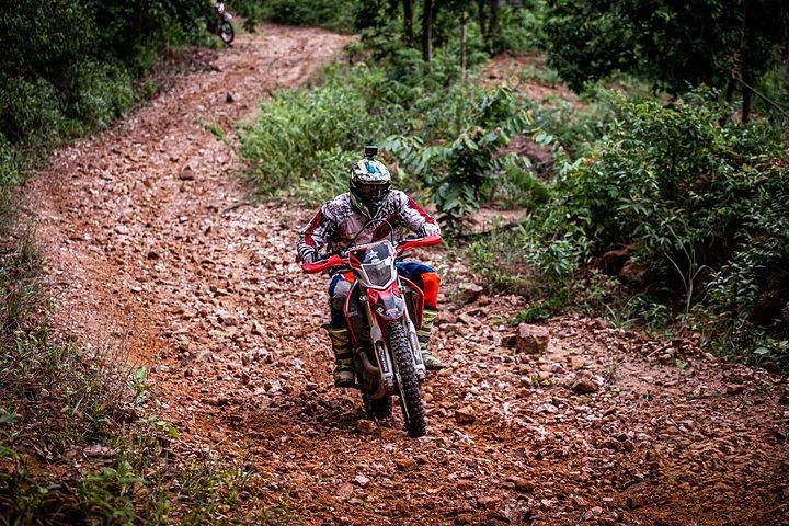 サムイ島ジャングルトレイルの滝でエンデューロダートバイクアドベンチャー