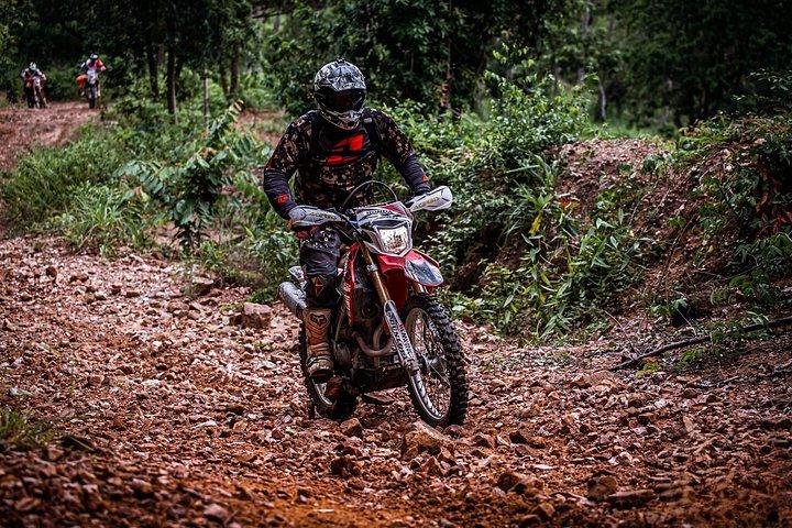 サムイ島ジャングルトレイルの滝でエンデューロダートバイクアドベンチャー