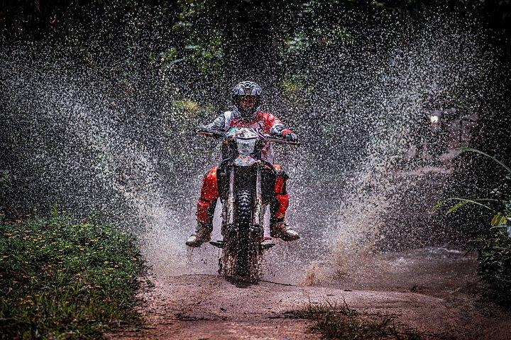 サムイ島ジャングルトレイルの滝でエンデューロダートバイクアドベンチャー