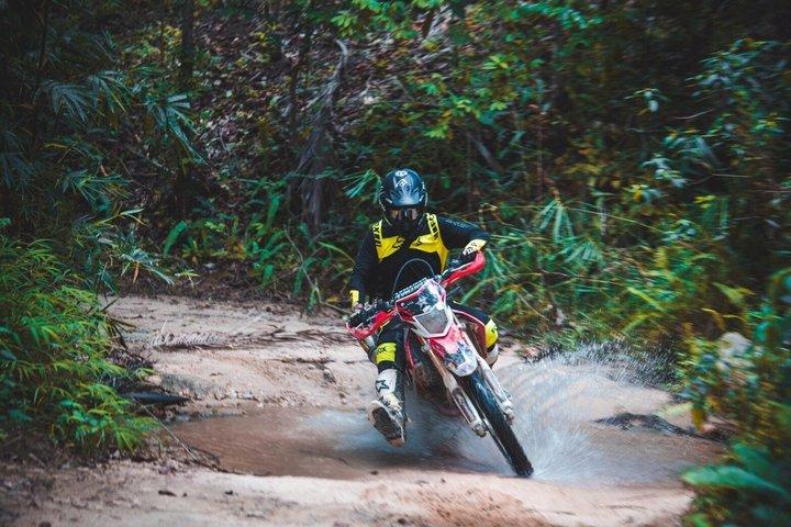 サムイ島ジャングルトレイルの滝でエンデューロダートバイクアドベンチャー
