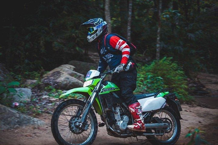 サムイ島ジャングルトレイルの滝でエンデューロダートバイクアドベンチャー