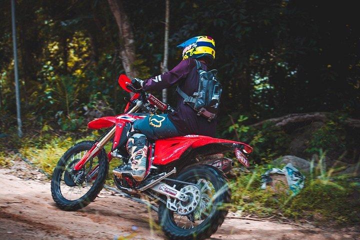 サムイ島ジャングルトレイルの滝でエンデューロダートバイクアドベンチャー