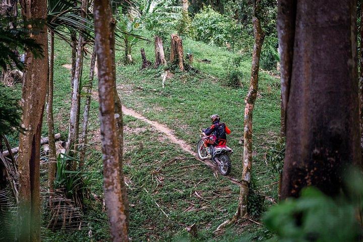 サムイ島ジャングルトレイルの滝でエンデューロダートバイクアドベンチャー
