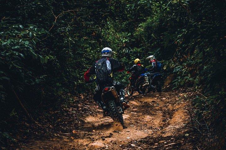 サムイ島ジャングルトレイルの滝でエンデューロダートバイクアドベンチャー