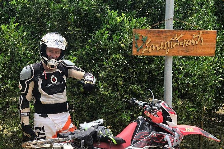 サムイ島ジャングルトレイルの滝でエンデューロダートバイクアドベンチャー