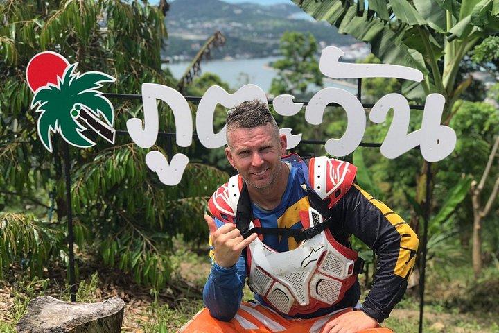 サムイ島ジャングルトレイルの滝でエンデューロダートバイクアドベンチャー