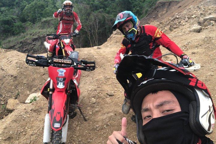 サムイ島ジャングルトレイルの滝でエンデューロダートバイクアドベンチャー