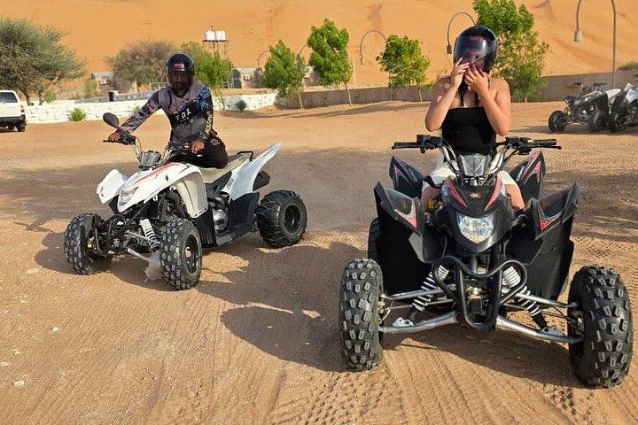 アクティビティ付きの7〜8時間のプライベート砂漠アドベンチャー旅行