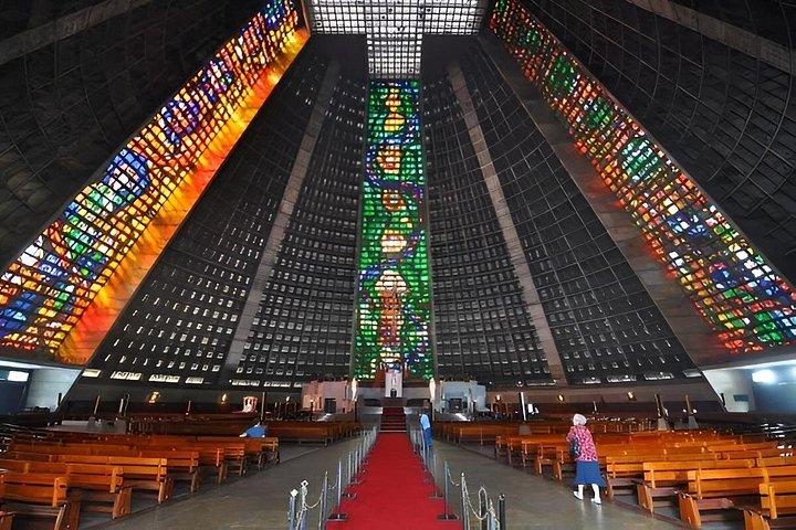 リオツアー：4人乗りコンパクトセダンでプライベートガイド＆ドライバー