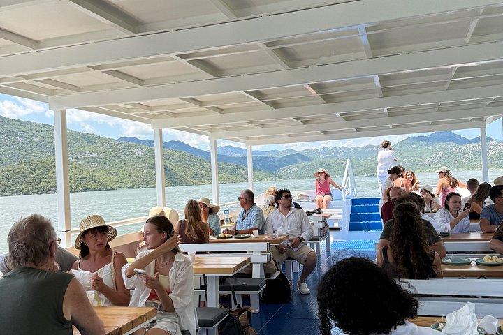 ヴランジナ・ヴィルパザール湖 スカダーボートツアー（食事と飲み物付き）
