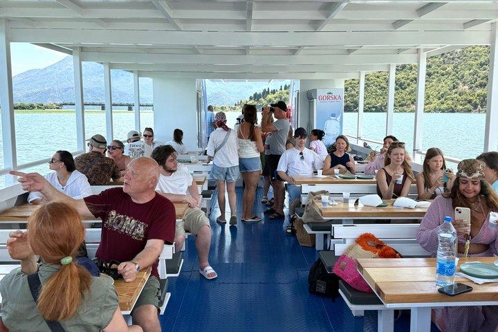 ヴランジナ・ヴィルパザール湖 スカダーボートツアー（食事と飲み物付き）