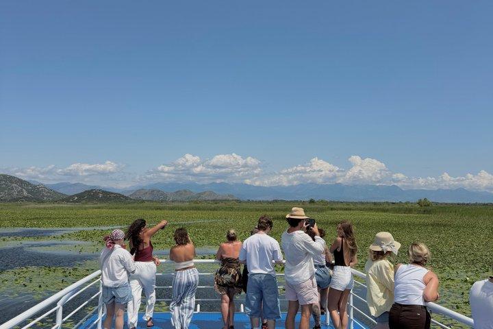 ヴランジナ・ヴィルパザール湖 スカダーボートツアー（食事と飲み物付き）