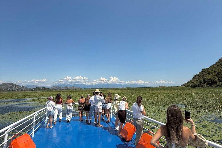 ヴランジナ・ヴィルパザール湖 スカダーボートツアー（食事と飲み物付き）