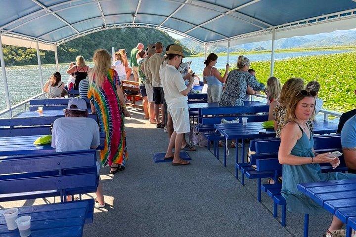 ヴランジナ・ヴィルパザール湖 スカダーボートツアー（食事と飲み物付き）