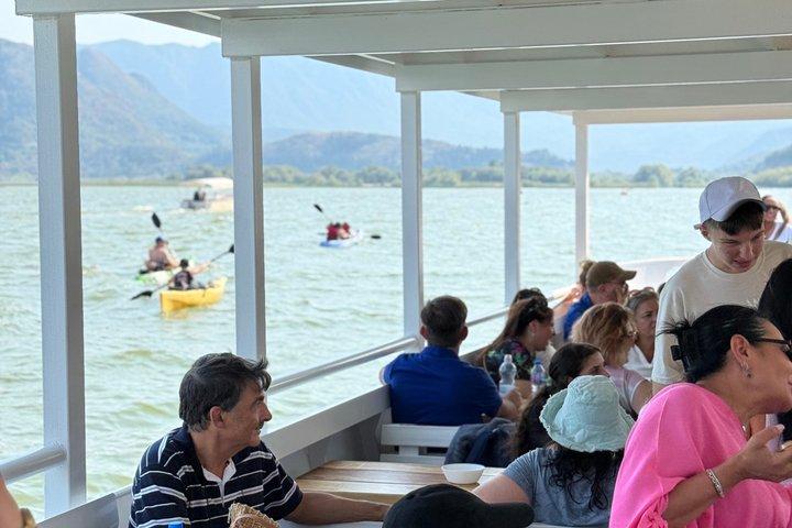 ヴランジナ・ヴィルパザール湖 スカダーボートツアー（食事と飲み物付き）