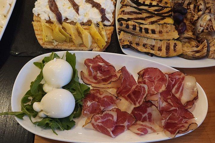 レッチェでワインと一緒に味わうサレント料理体験