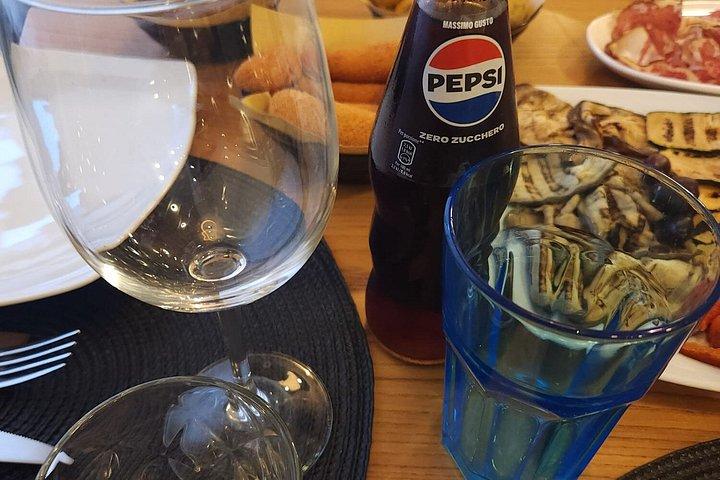レッチェでワインと一緒に味わうサレント料理体験