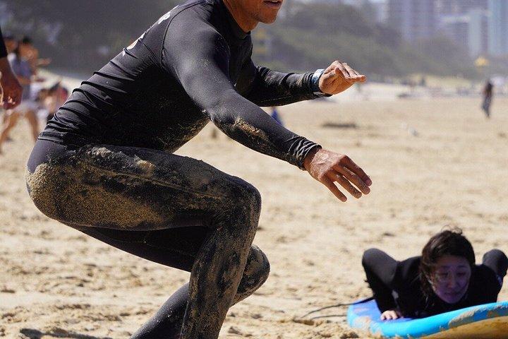 ゴールドコーストのブロードビーチでサーフィンを学ぶ