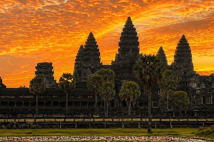 Small tour: Angkor Wat, Bayon And Ta Prohm Small Group