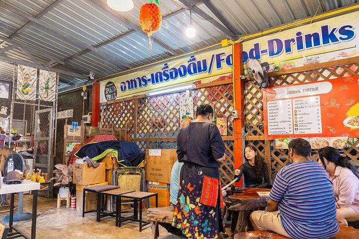 プライベートチェンマイスティッキー滝とダンテワダカフェツアー