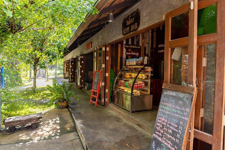プライベートチェンマイスティッキー滝とダンテワダカフェツアー