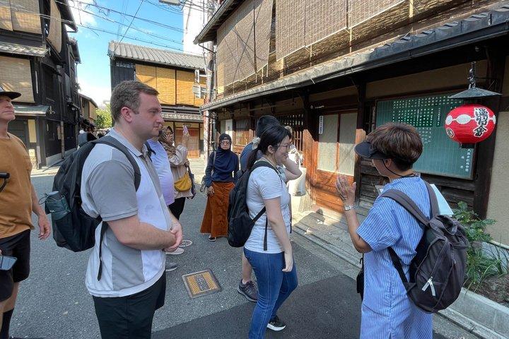 祇園散策ツアーで芸者舞妓と出会う京都