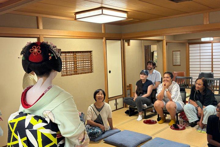 祇園散策ツアーで芸者舞妓と出会う京都