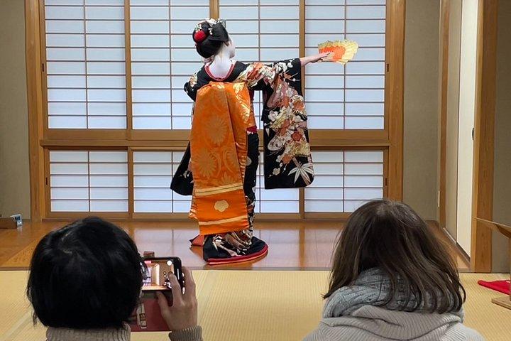 祇園散策ツアーで芸者舞妓と出会う京都