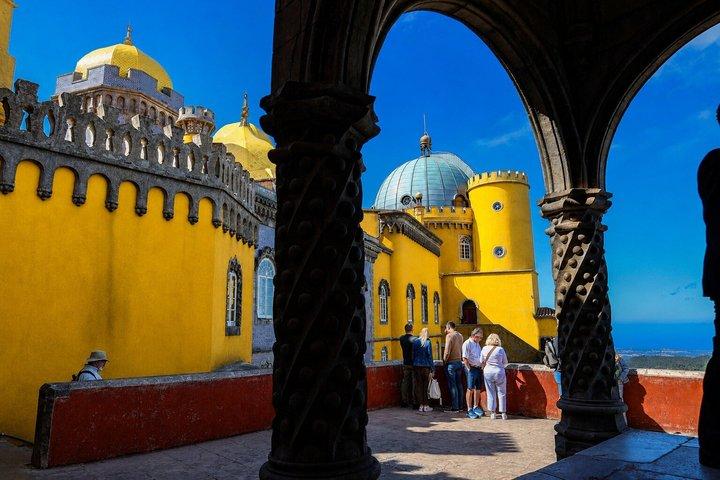 Vanuit Lissabon: Sintra, Pena Palace & Wijnproeverij Tour met kleine groep