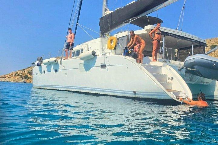 コス島：少人数でのカタマラン1日ボート旅行、食事、飲み物＆スイム