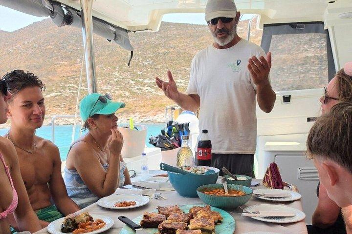 コス島：少人数でのカタマラン1日ボート旅行、食事、飲み物＆スイム