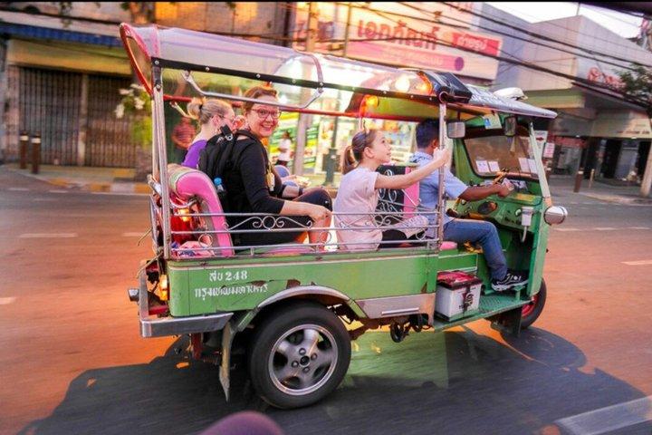 Bangkok Thonburi Tuk Tuk Tour gastronómico con bocados locales