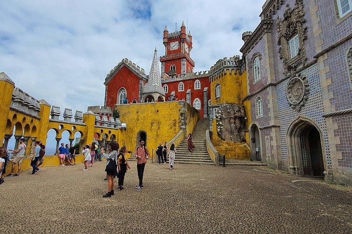 シントラ グループ ツアー: ペーナ宮殿、レガイラ、ロカ岬、カスカイス