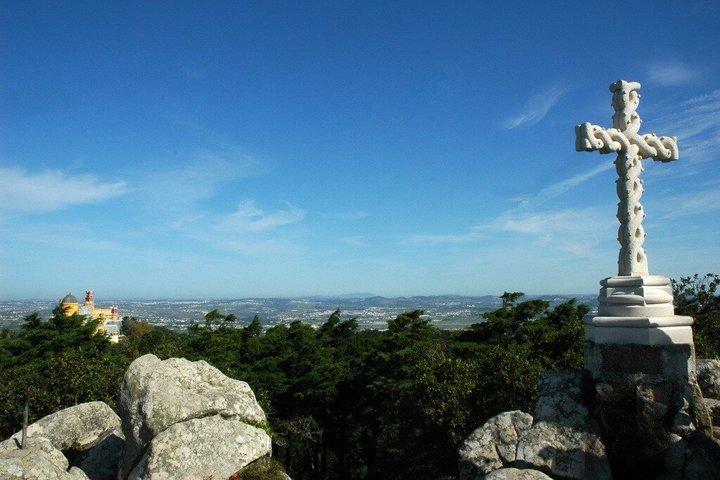 シントラ グループ ツアー: ペーナ宮殿、レガイラ、ロカ岬、カスカイス