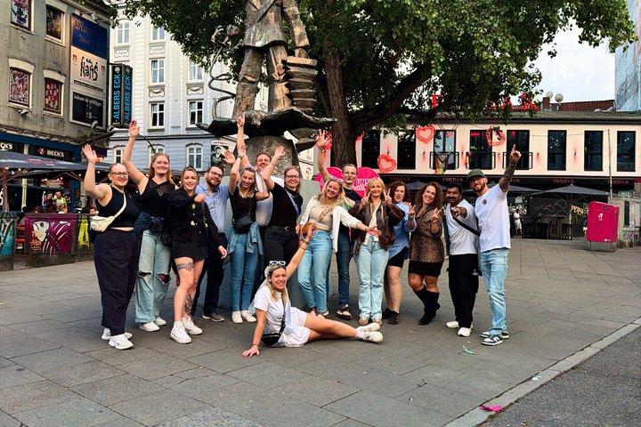 Paseo de fiesta y legendario recorrido por los pubs de St. Pauli y Reeperbahn.