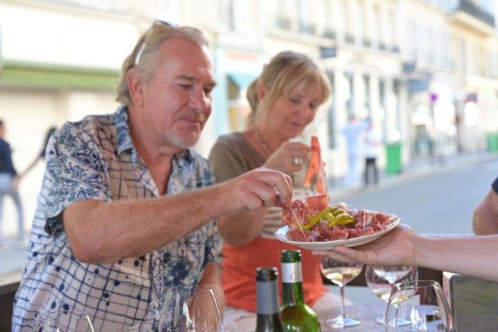 Iconic Food Tour by the Eiffel Tower: refeições completas, vinhos e bolos
