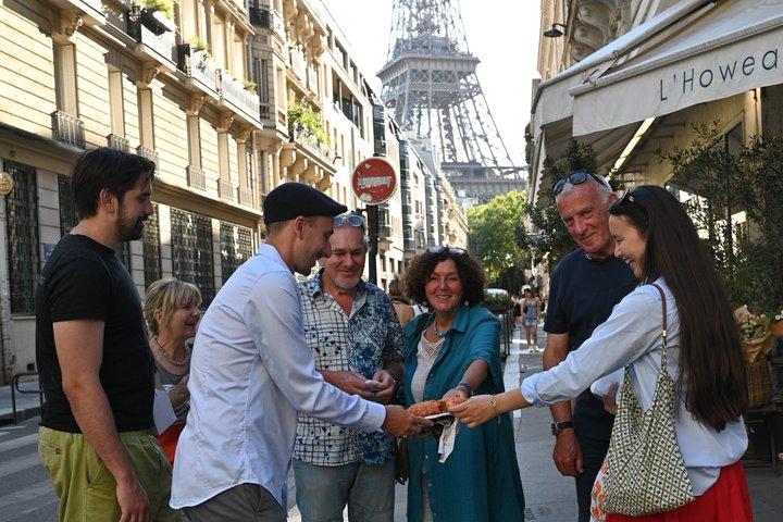 Iconic Food Tour by the Eiffel Tower: refeições completas, vinhos e bolos