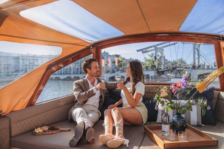 Amsterdam: rondvaart van 2 uur incl. Drankjes & Hollandse Snacks