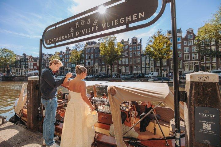 Amsterdam: rondvaart van 2 uur incl. Drankjes & Hollandse Snacks