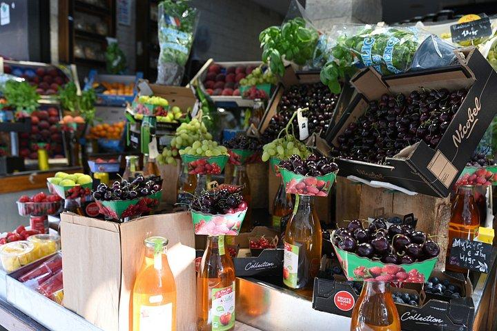 Iconic Food Tour by the Eiffel Tower: Full Meal, Wine & Pastries