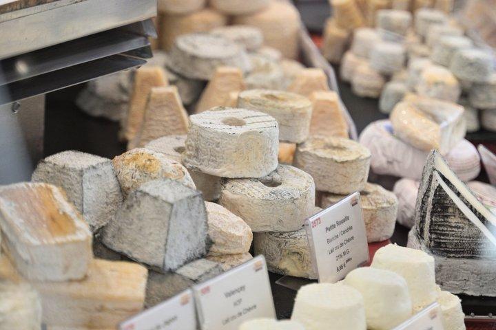 Iconic Food Tour by the Eiffel Tower: refeições completas, vinhos e bolos